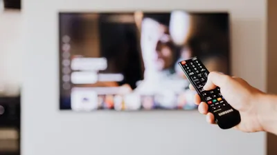 Controle remoto e TV com apps de streaming e IPTV
