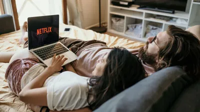 Sofá e TV prontos para maratonar lançamentos de séries no streaming PobreFlix