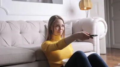Celular e TV exibindo novelas turcas legendadas no streaming PobreFlix